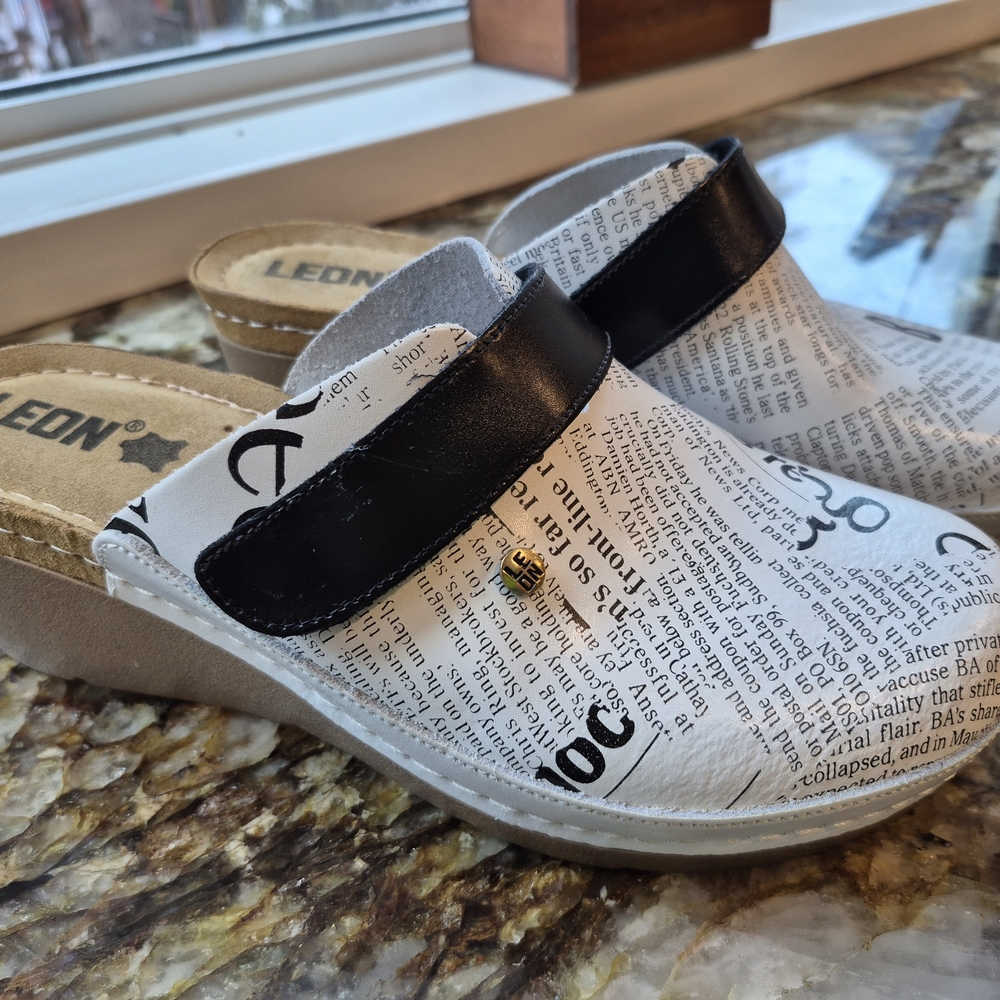 LEON BRAND Women's Newspaper Print Mules